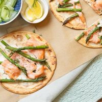 Flammkuchen met zalmfilet en groene asperges